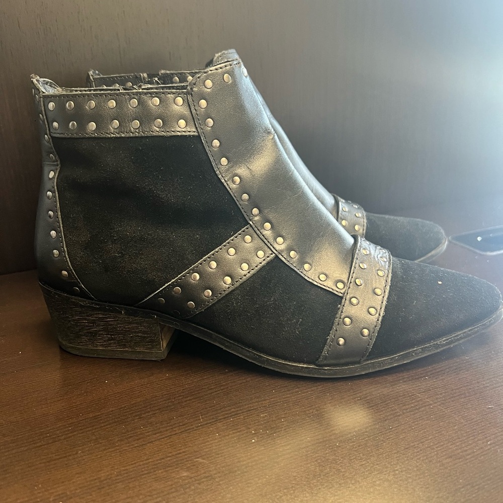 Amuse Society/Matisse Sorrento Ankle Boots Black Leather Almond Toe Stud Sz 7
